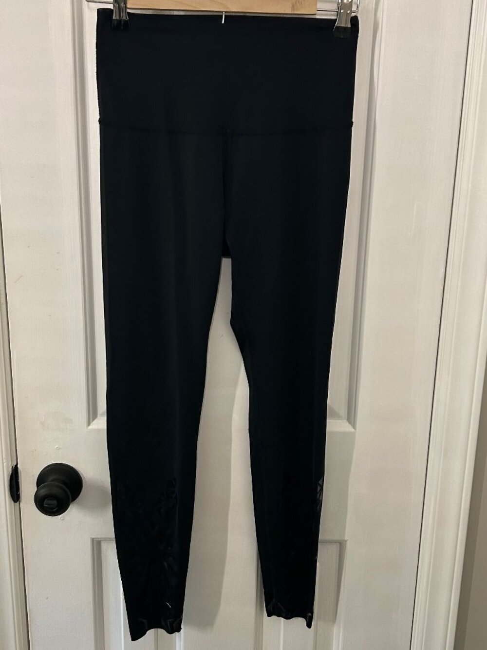 Beyond Yoga Size S Small Black Leggings With Geometric Pattern at Ankle